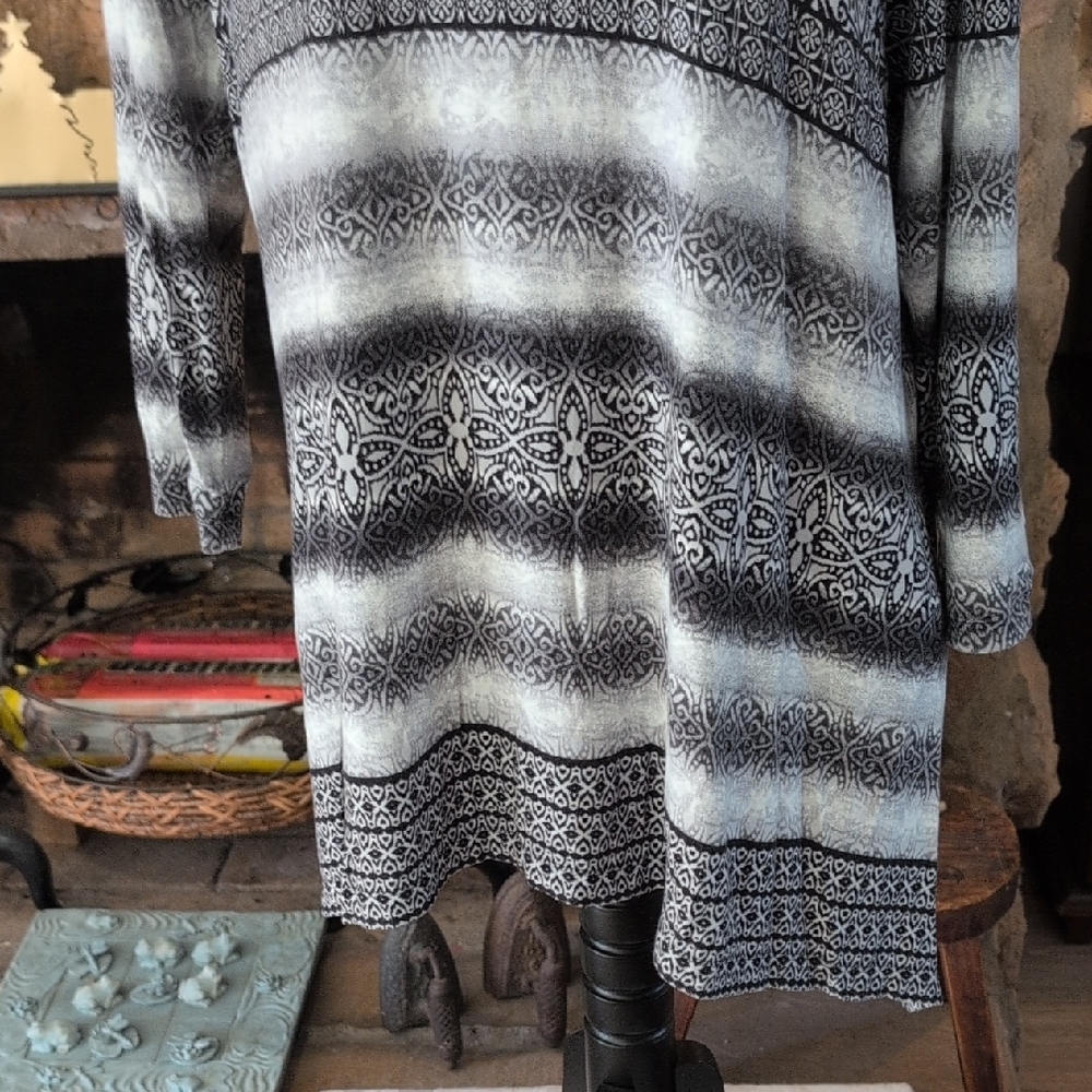 Ruby Rd. Black and White Patterned Tunic Size M - Picture 4 of 7